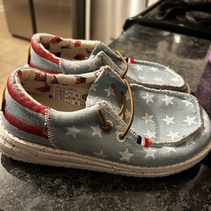 Hey dude. Size 12c
Worn once